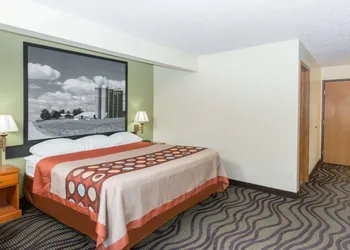 Super 8 by Wyndham Newton hotel thumbnail 3