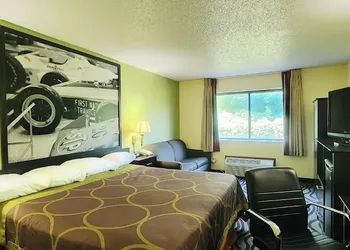 Super 8 by Wyndham Newton hotel thumbnail 6