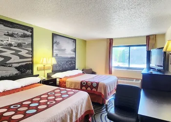 Super 8 by Wyndham Newton hotel thumbnail 7
