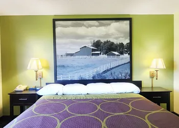 Super 8 by Wyndham Newton hotel thumbnail 8