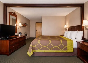 Super 8 by Wyndham Gallup hotel thumbnail 2