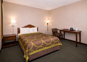 Super 8 by Wyndham Gallup hotel thumbnail 3