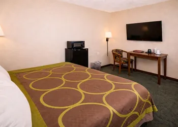 Super 8 by Wyndham Gallup hotel thumbnail 4