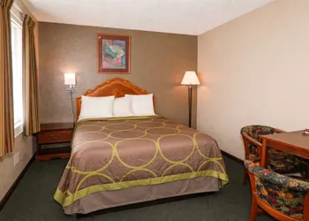 Super 8 by Wyndham Gallup hotel thumbnail 5
