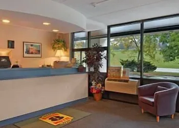 Super 8 by Wyndham White River Junction hotel thumbnail 2
