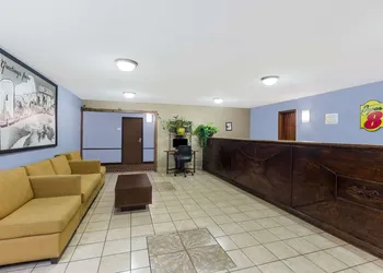 Super 8 by Wyndham Jonesboro hotel thumbnail 2