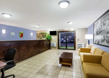 Super 8 by Wyndham Jonesboro hotel thumbnail 4