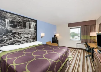 Super 8 by Wyndham Jonesboro hotel thumbnail 5