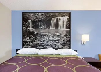 Super 8 by Wyndham Jonesboro hotel thumbnail 7