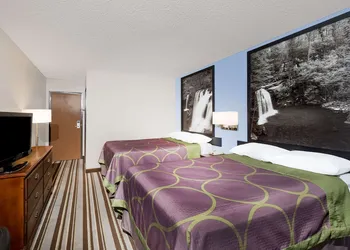 Super 8 by Wyndham Jonesboro hotel thumbnail 8
