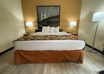Super 8 by Wyndham Pevely hotel thumbnail 4