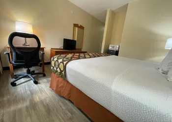 Super 8 by Wyndham Pevely hotel thumbnail 5