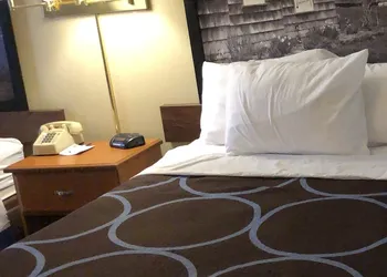 Super 8 by Wyndham Montgomery Maybrook hotel thumbnail 8
