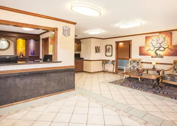 Super 8 by Wyndham Van Buren/Ft. Smith Area hotel thumbnail 3