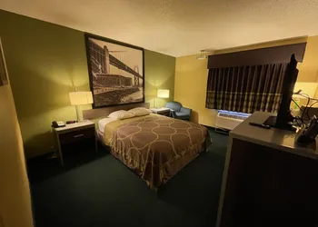 Super 8 by Wyndham Van Buren/Ft. Smith Area hotel thumbnail 7