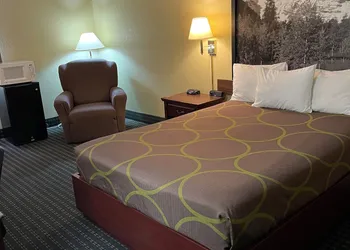 Super 8 by Wyndham Trinidad hotel thumbnail 6