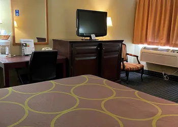 Super 8 by Wyndham Trinidad hotel thumbnail 7
