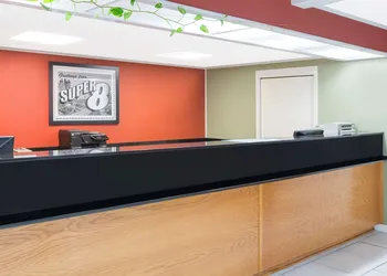 Super 8 by Wyndham Dothan hotel thumbnail 2