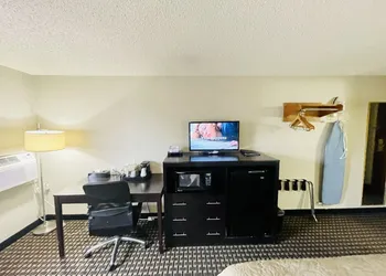 Super 8 by Wyndham Clear Lake hotel thumbnail 3