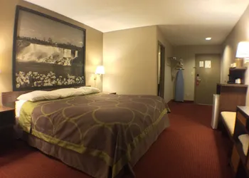 Super 8 by Wyndham Niagara Falls NY hotel thumbnail 8