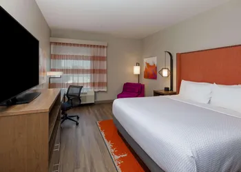 La Quinta Inn & Suites by Wyndham Perry hotel thumbnail 7