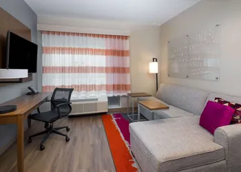 La Quinta Inn & Suites by Wyndham Perry hotel thumbnail 8