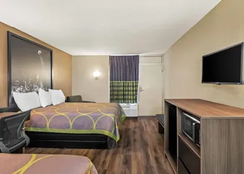 Super 8 by Wyndham Commerce hotel thumbnail 3