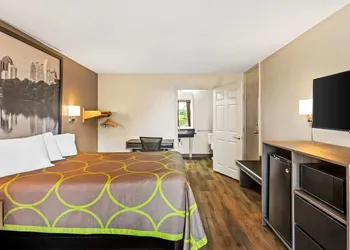Super 8 by Wyndham Commerce hotel thumbnail 8