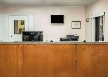 Super 8 by Wyndham San Marcos hotel thumbnail 2