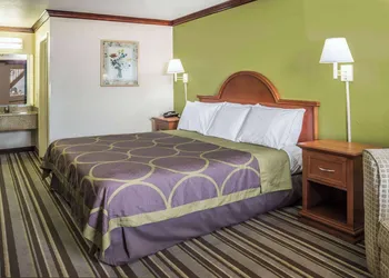 Super 8 by Wyndham San Marcos hotel thumbnail 5