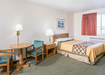 Super 8 by Wyndham West Middlesex/Sharon Area hotel thumbnail 7