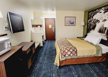 Super 8 by Wyndham Rawlins hotel thumbnail 5