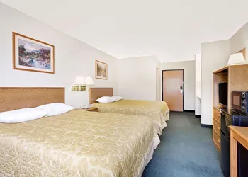 Super 8 by Wyndham Battle Mountain hotel thumbnail 3