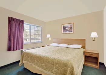 Super 8 by Wyndham Battle Mountain hotel thumbnail 4