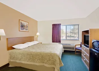 Super 8 by Wyndham Battle Mountain hotel thumbnail 5