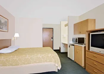 Super 8 by Wyndham Battle Mountain hotel thumbnail 7