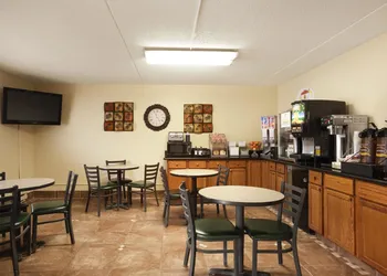 Super 8 by Wyndham West Fargo Main Ave ND hotel thumbnail 6