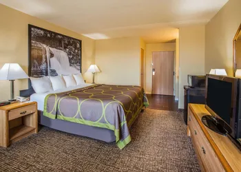 Super 8 by Wyndham Remington hotel thumbnail 6