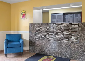 Super 8 by Wyndham Hagerstown I-70 hotel thumbnail 2