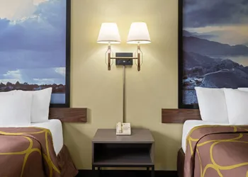 Super 8 by Wyndham Hagerstown I-70 hotel thumbnail 3