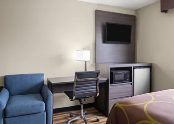 Super 8 by Wyndham Hagerstown I-70 hotel thumbnail 5