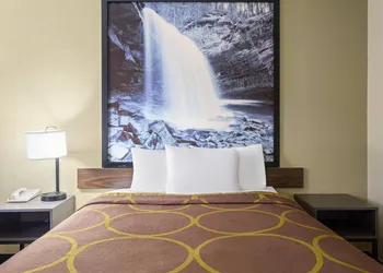 Super 8 by Wyndham Hagerstown I-70 hotel thumbnail 8
