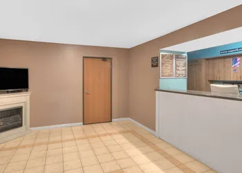 Super 8 by Wyndham Augusta hotel thumbnail 2