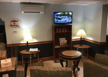Super 8 by Wyndham Manchester Airport hotel thumbnail 3