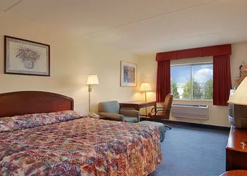 Super 8 by Wyndham Manchester Airport hotel thumbnail 5