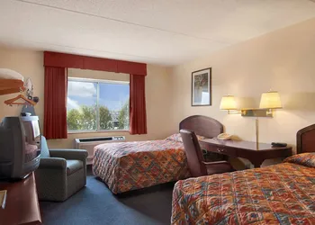 Super 8 by Wyndham Manchester Airport hotel thumbnail 7