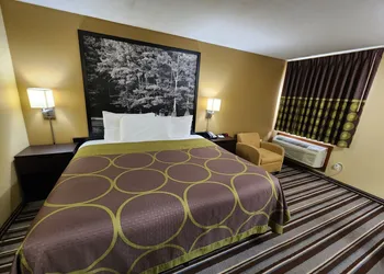 Super 8 by Wyndham Pine Bluff hotel thumbnail 4