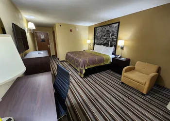 Super 8 by Wyndham Pine Bluff hotel thumbnail 5