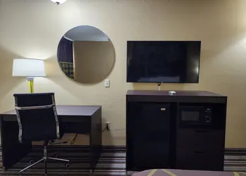 Super 8 by Wyndham Pine Bluff hotel thumbnail 6