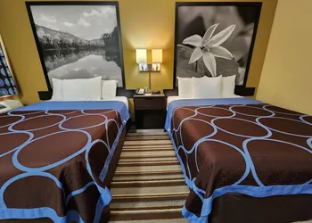 Super 8 by Wyndham Pine Bluff hotel thumbnail 7